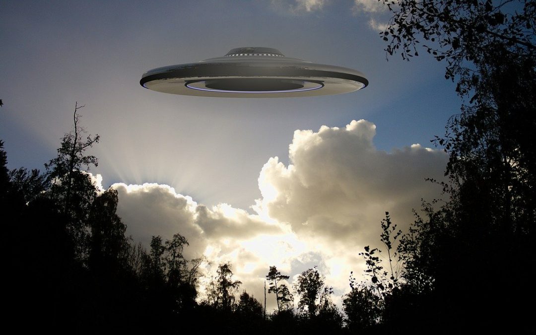 Hvorfor taler kamppiloten pludselig om UFO’er og liv i det ydre rum?!